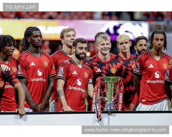 笑而不语！记者问曼联问归期问未来，阿莫林一直笑着一句话也不说-直播吧